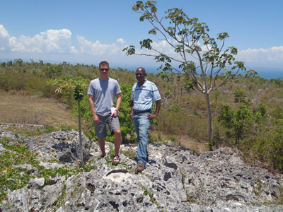 Barrett Friesen (UNAVCO), y Lyndon Brown (UWI - Mona Earthquake Unit), Jamaica
